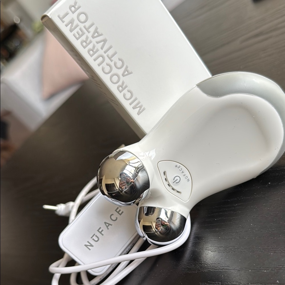 NuFACE Mini+ Microcurrent Device - White and Silver